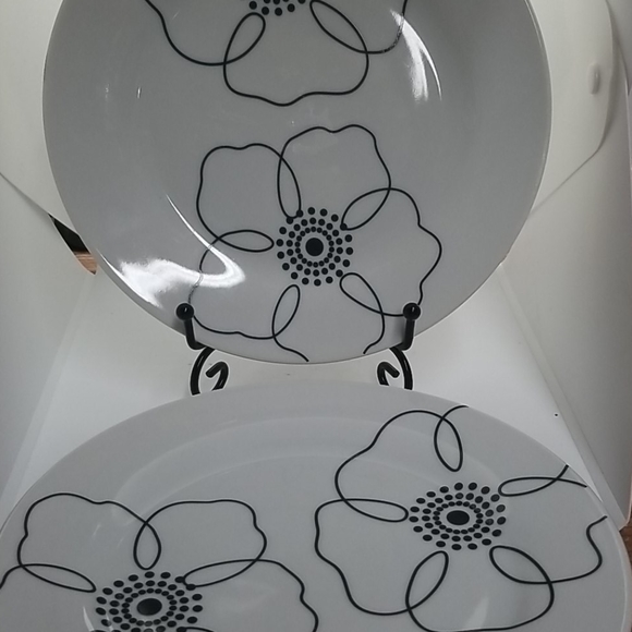 Pier 1 8" Plate Set of 2 Mod Petal Pattern - Picture 3 of 4